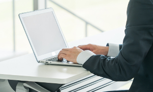 キーボックス端末の操作画面を使い、簡単なステップで鍵の受け渡しが完了するユーザー体験を表現した利用シーン