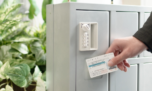 免許証IC読み取りによる本人確認に対応したキーマネジメントシステムの操作例。カード発行不要で即時利用が可能