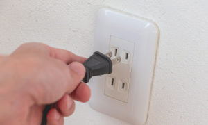 電源コンセントにプラグを挿すだけで設置できるキーボックスの導入シーン。特別な工事が不要で簡単に運用を開始できることを示す写真