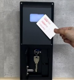 免許証認証とキャッシュレス決済に対応したクラウド型キーマネジメントボックス「KeyKey」のカード認証で扉を開けている画像