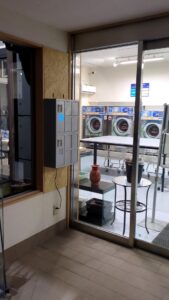 学生寮のコインランドリーで設置したkeykey